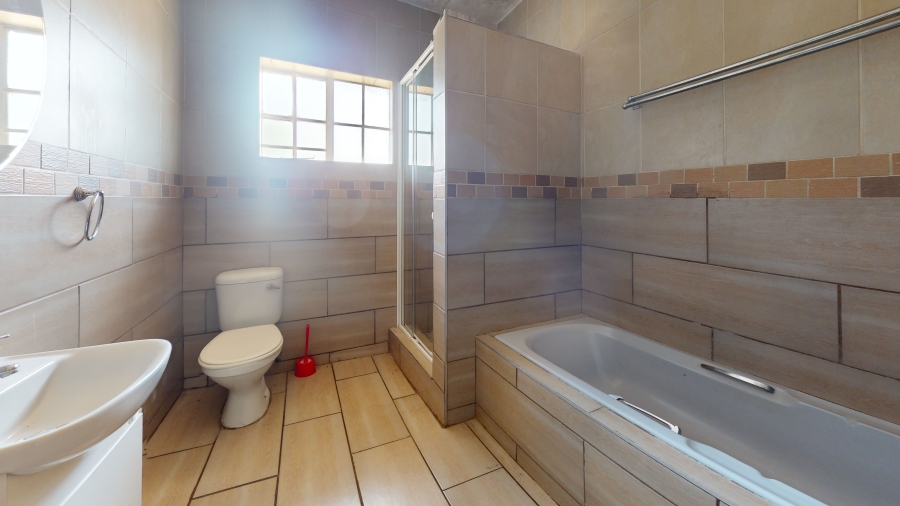 6 Bedroom Property for Sale in Kannoniers Park North West